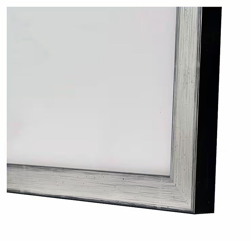 Ein gerahmtes Kunstwerk in Graustufen mit sichtbarem Duktus, auf einer weißen Wand platziert.