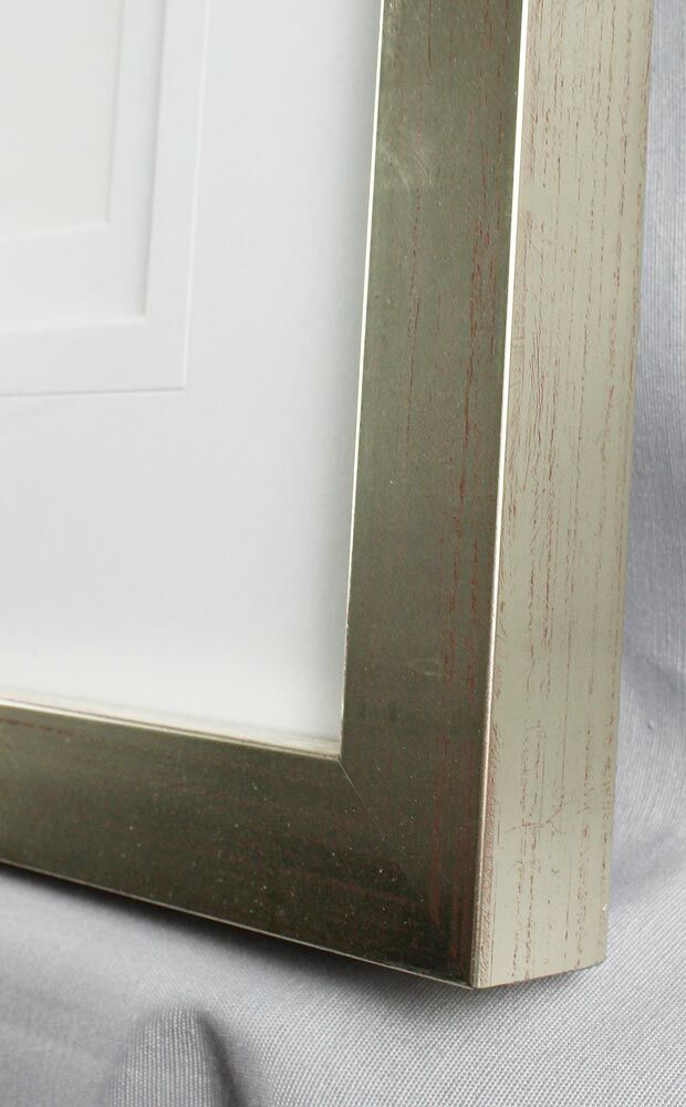 Detailansicht eines gerahmten Kunstwerks mit Passepartout und einer silbernen Zierleiste, die eine Leinwandoptik aufweist.