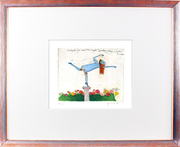 Janosch - DENKMAL FÜR SEHR BEGABTE TÄNZERIN - original Radierung handsigniert: Eine blaue Tänzerin auf einer Säule im Park zwischen Blumen, mit feinem Duktus und expressiven Linien.