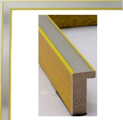 Ansicht eines goldenen Rahmens mit gelber Akzentlinie, zeigt die Strukturfarbe und Leinwandoptik.